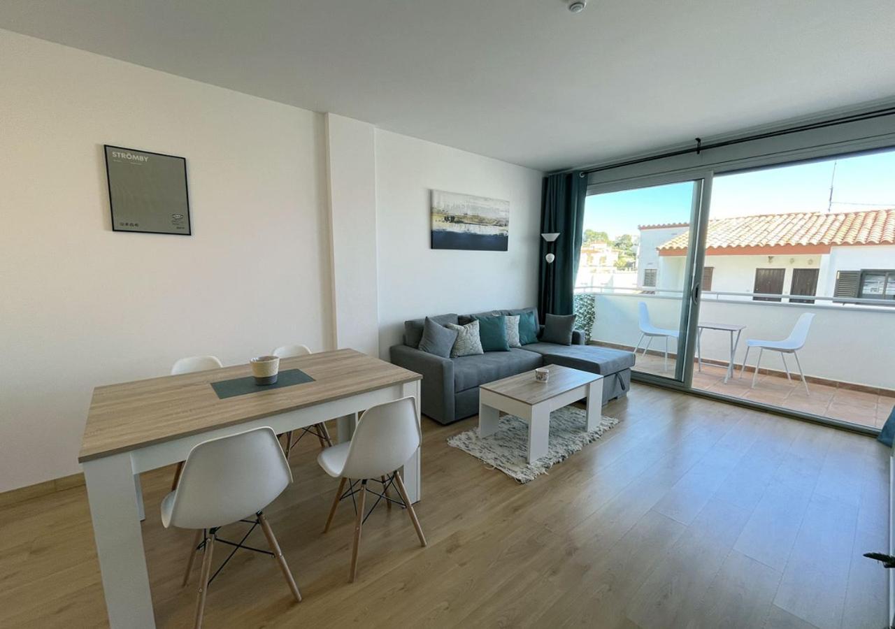 2-Bedroom Brand New Apartment Steps From The Beach Llanca Bagian luar foto