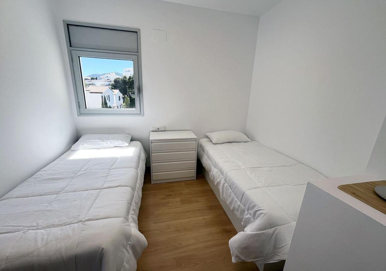 2-Bedroom Brand New Apartment Steps From The Beach Llanca Bagian luar foto