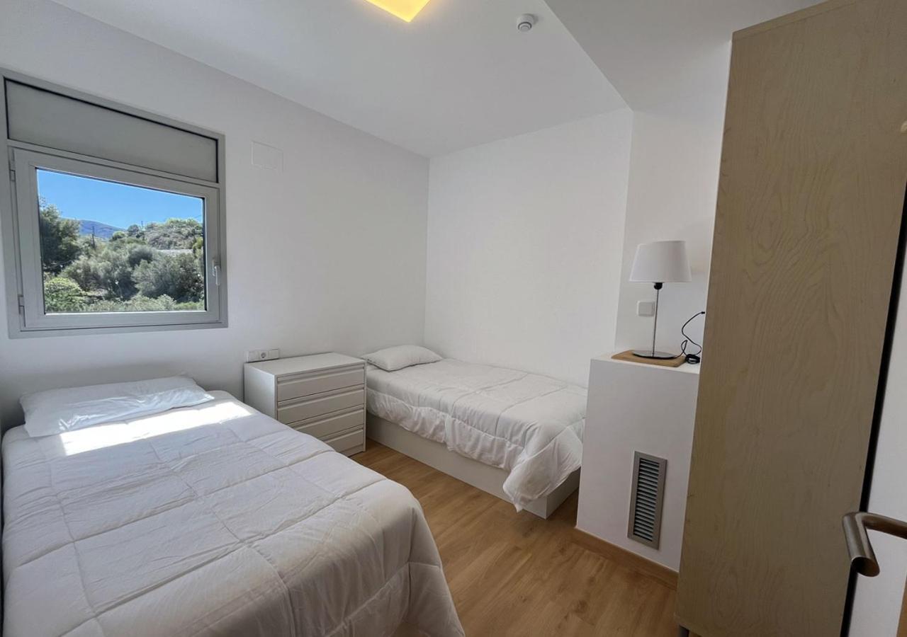 2-Bedroom Brand New Apartment Steps From The Beach Llanca Bagian luar foto