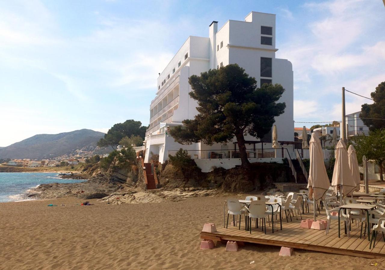 2-Bedroom Brand New Apartment Steps From The Beach Llanca Bagian luar foto