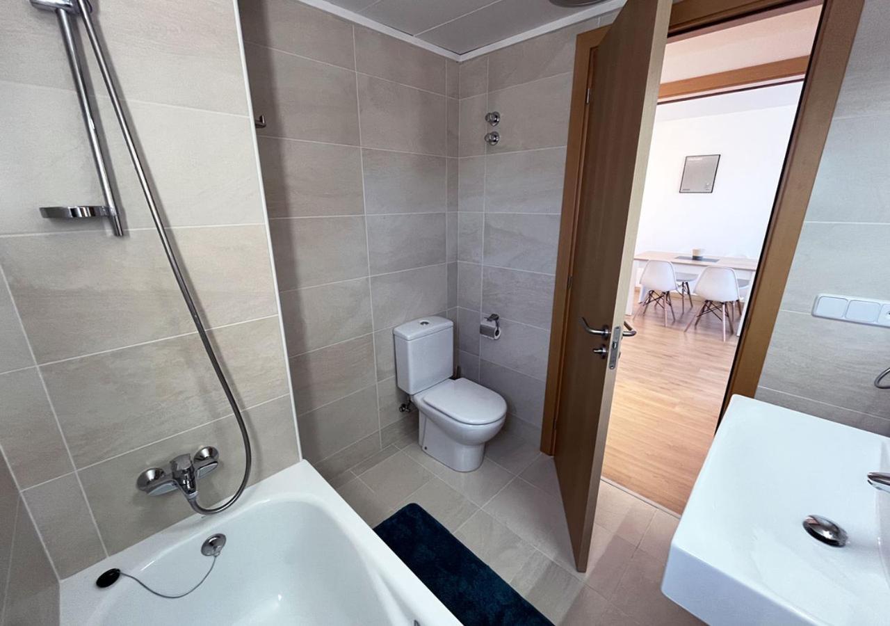 2-Bedroom Brand New Apartment Steps From The Beach Llanca Bagian luar foto