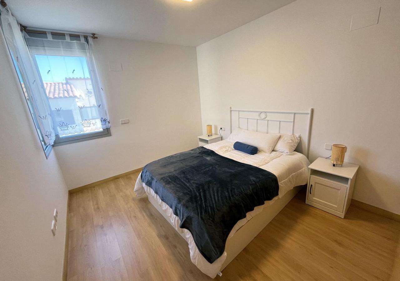 2-Bedroom Brand New Apartment Steps From The Beach Llanca Bagian luar foto