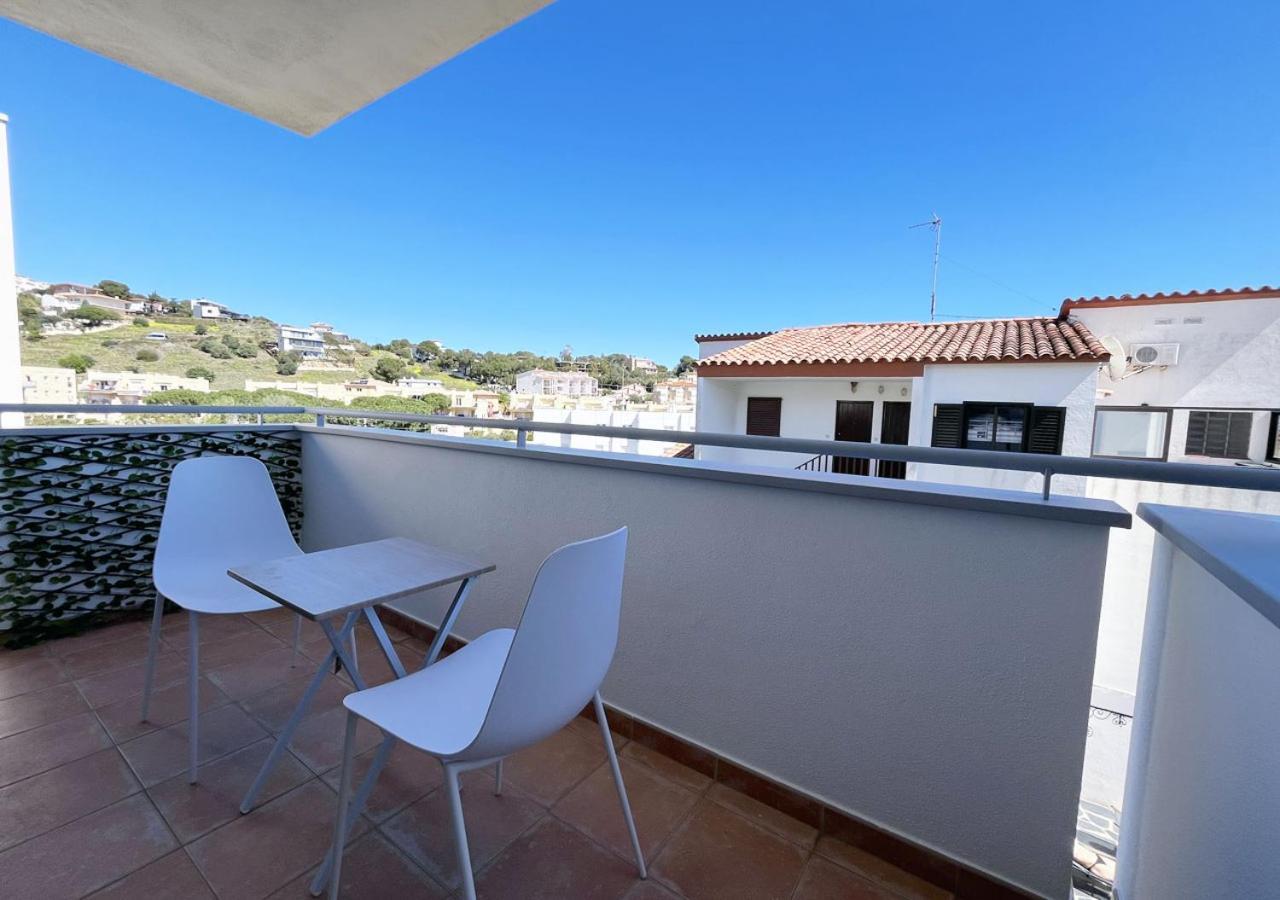 2-Bedroom Brand New Apartment Steps From The Beach Llanca Bagian luar foto