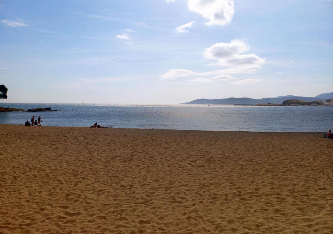 2-Bedroom Brand New Apartment Steps From The Beach Llanca Bagian luar foto
