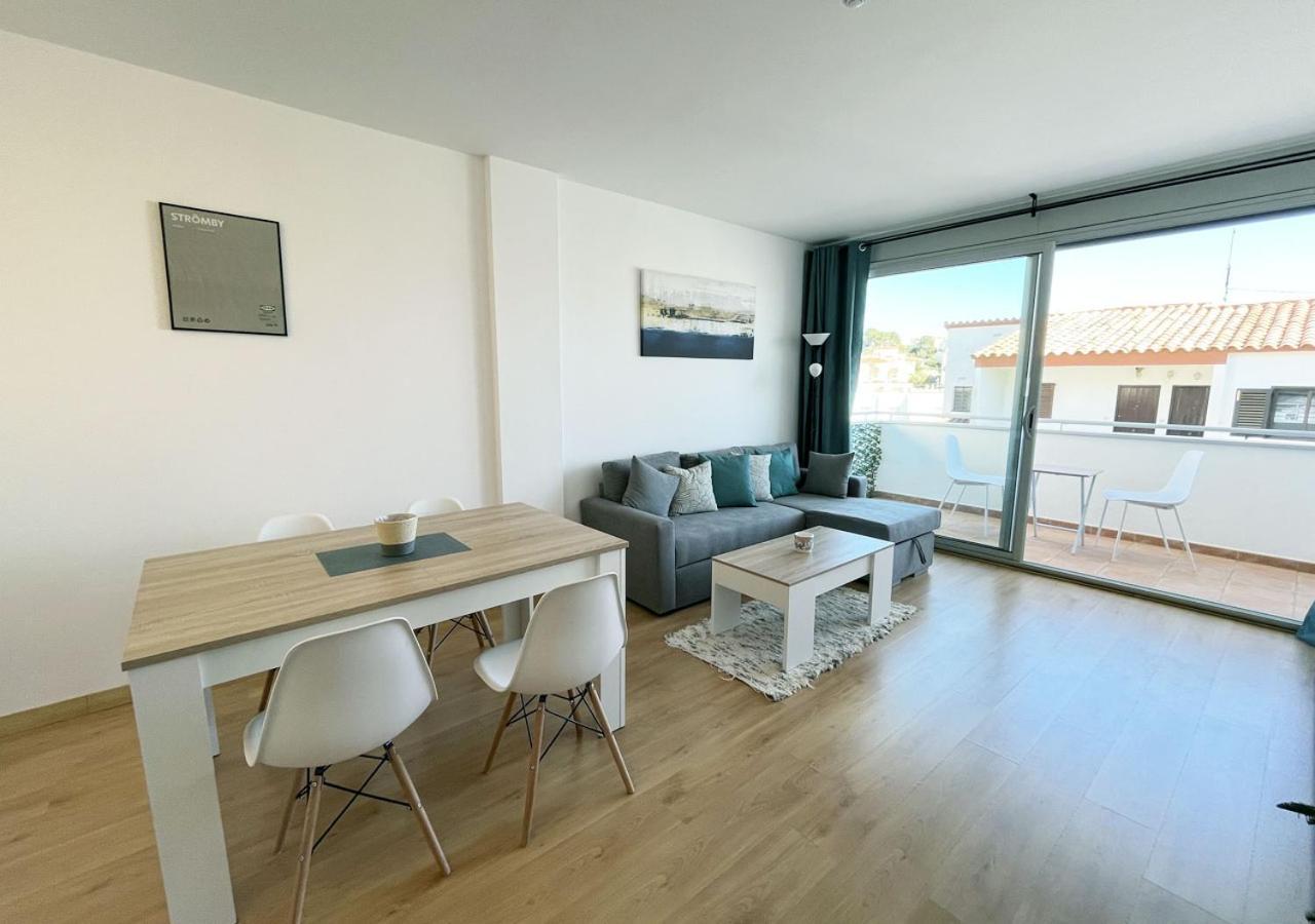 2-Bedroom Brand New Apartment Steps From The Beach Llanca Bagian luar foto