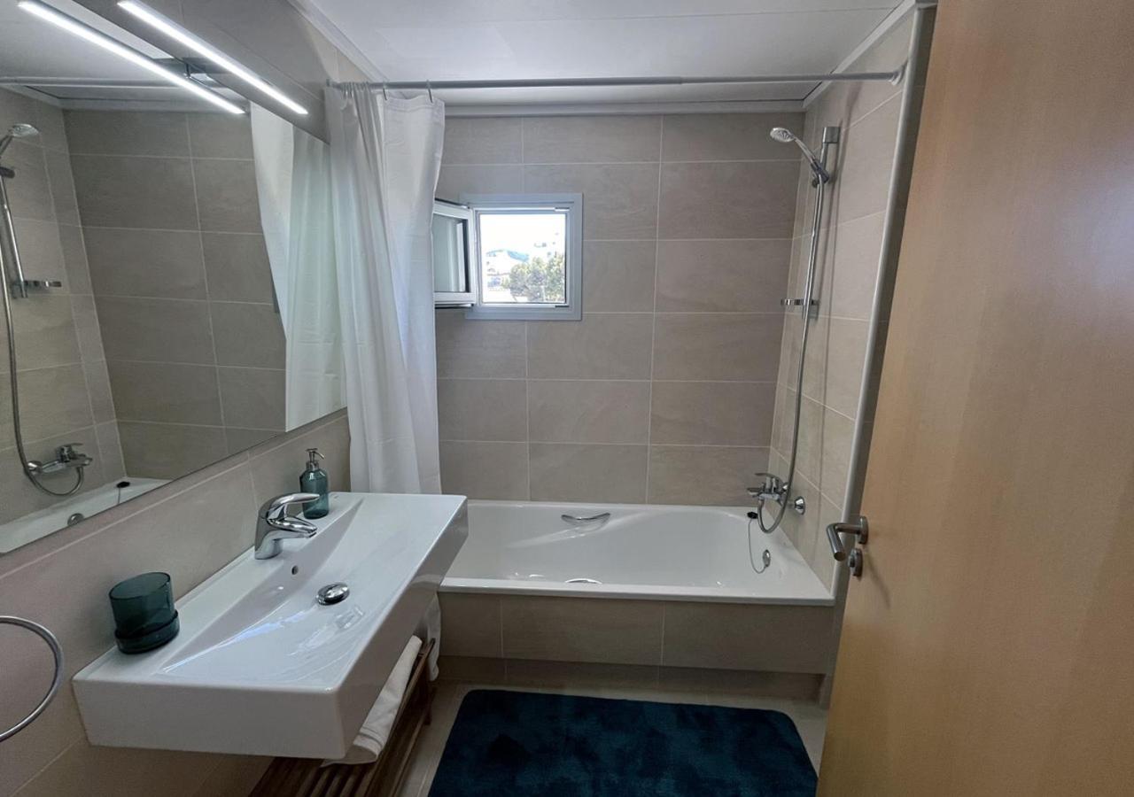 2-Bedroom Brand New Apartment Steps From The Beach Llanca Bagian luar foto