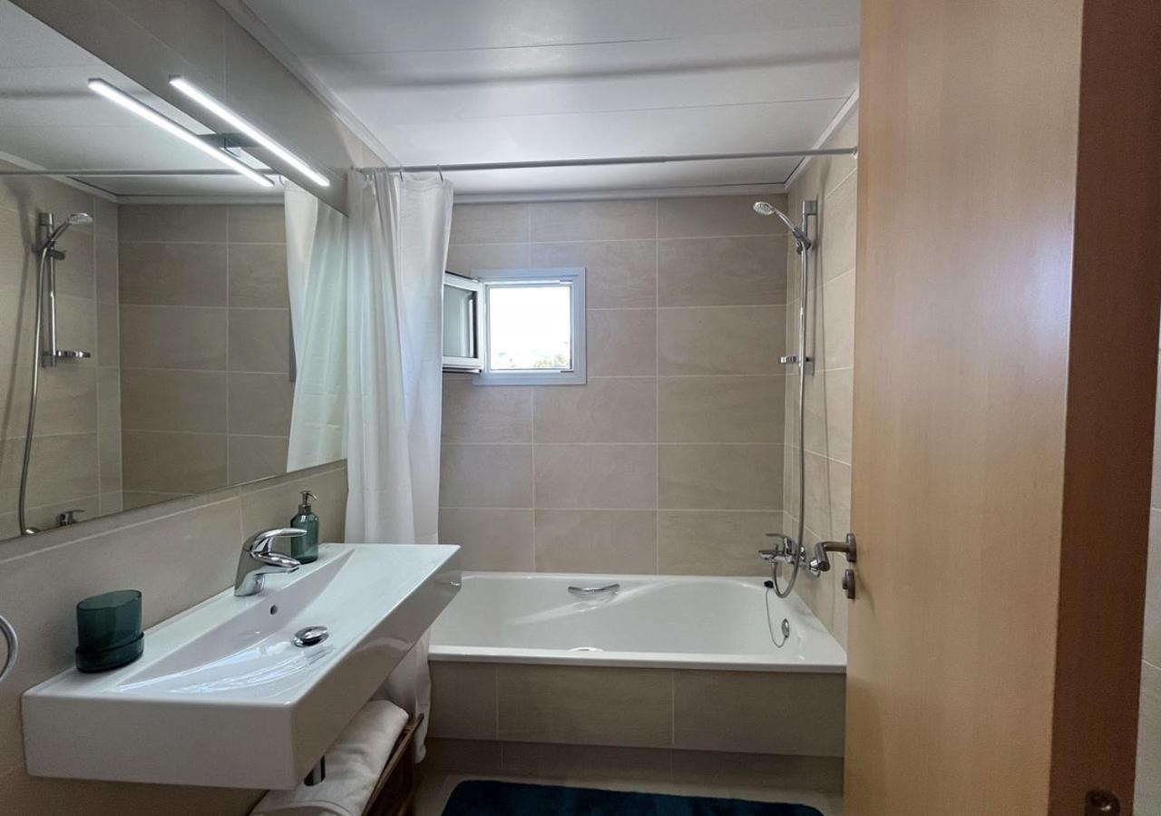 2-Bedroom Brand New Apartment Steps From The Beach Llanca Bagian luar foto